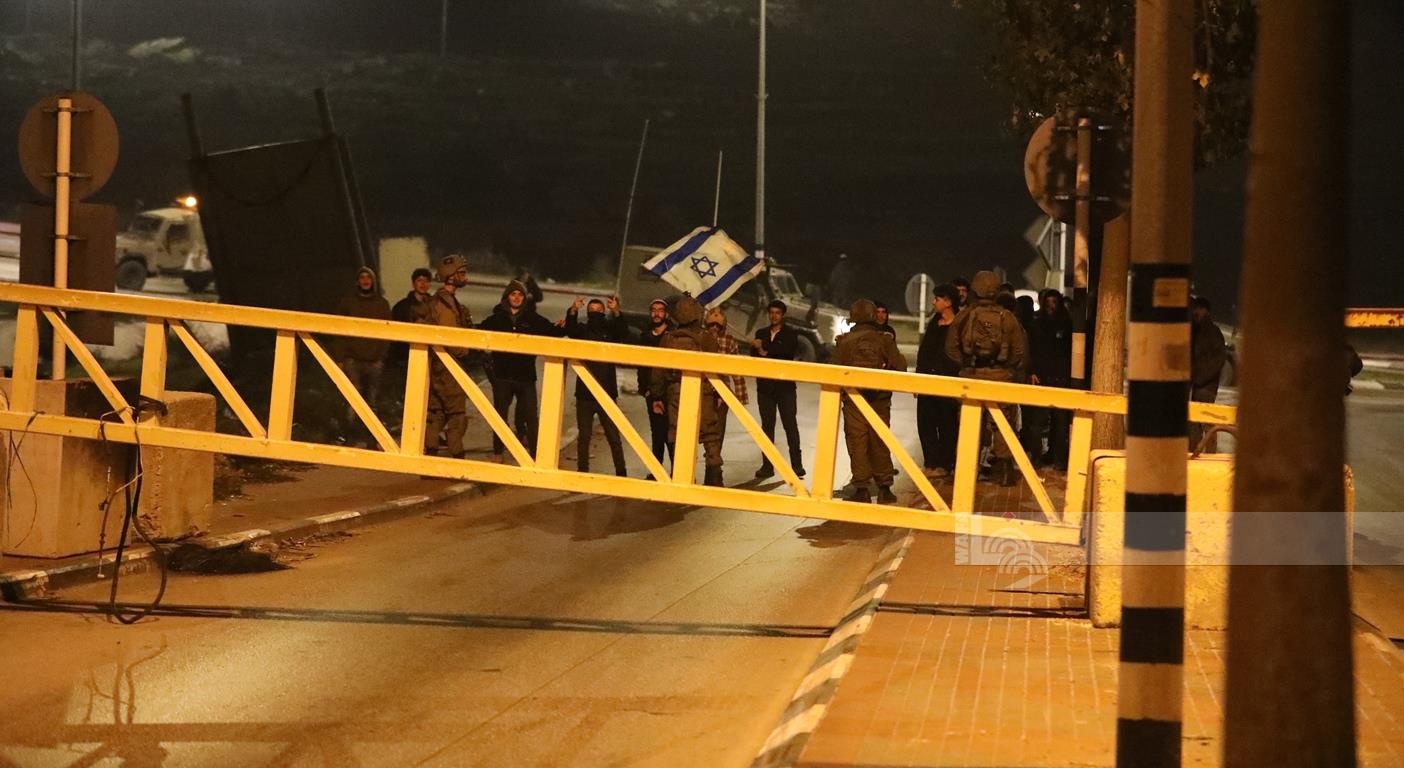 مستوطنون بحماية قوات الاحتلال الإسرائيلي يعتدون على المواطنين عند مدخل الخليل الجنوبي (تصوير: مشهور وحواح/وفا)